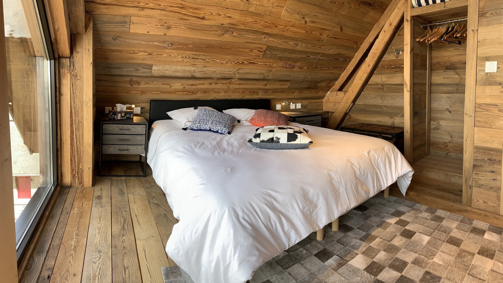 king size bed for 1 or 2 people, view of the Sancy massif