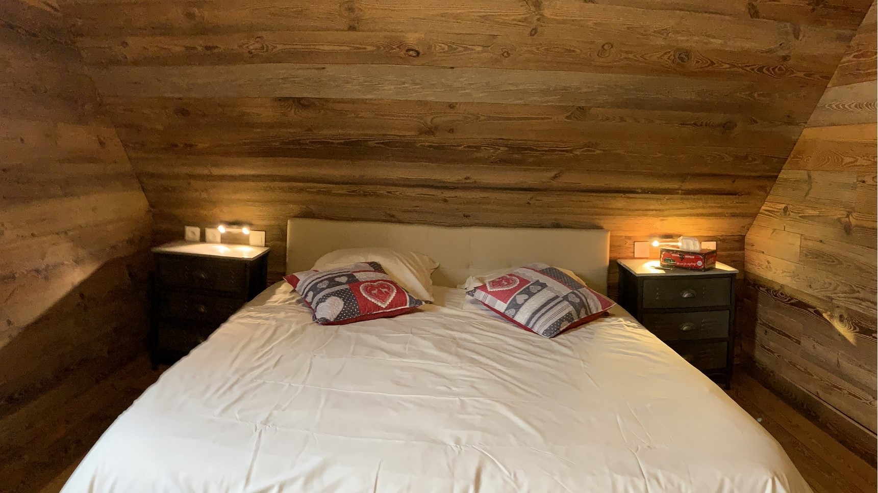 Chalet l'Anorak, Tyrolean bedroom, King Size bed, headboard and bedside tables