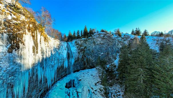 Discover the Grande Cascade taken by the Ice in the Massif du Sancy