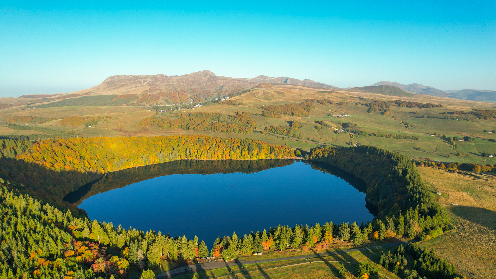 Morning colors on Lac Pavin in the fall