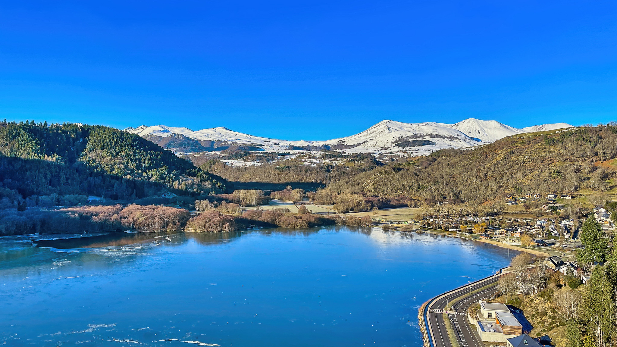 Lac chambon in its winter colors