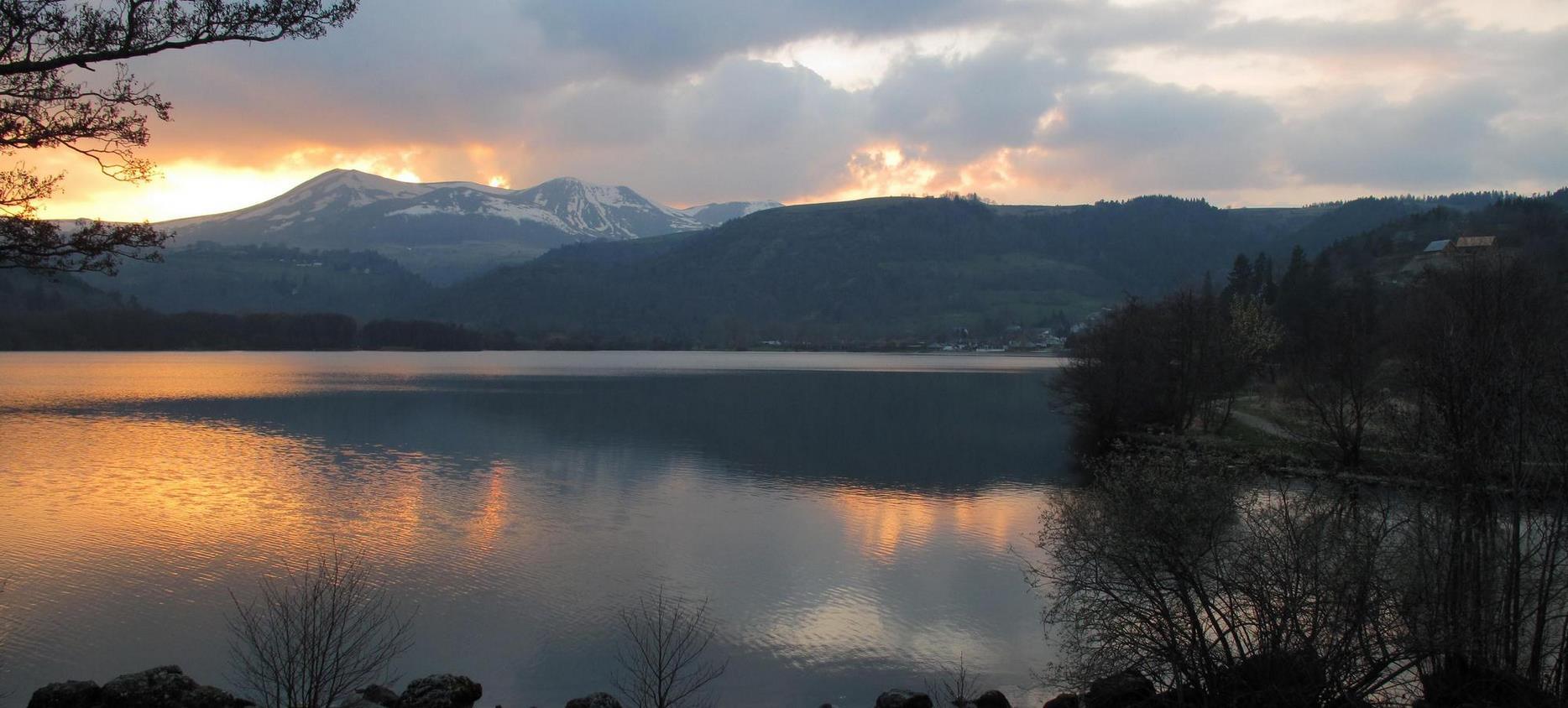 Panoramic view of Lac Chambon in winter in the Puy de Dôme in Auvergne