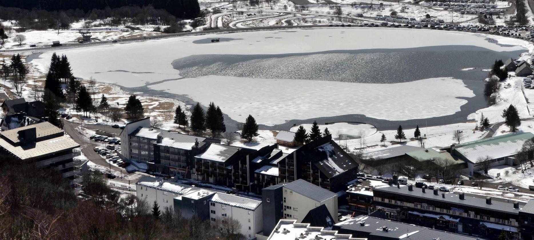 Super Besse - view of the center and Lac des Hermines in winter