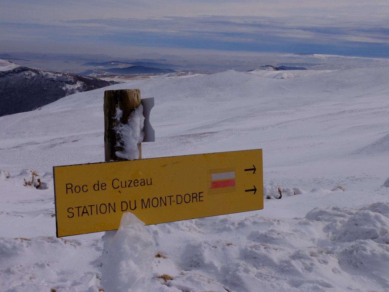 Hiking route under the snow in the Sancy