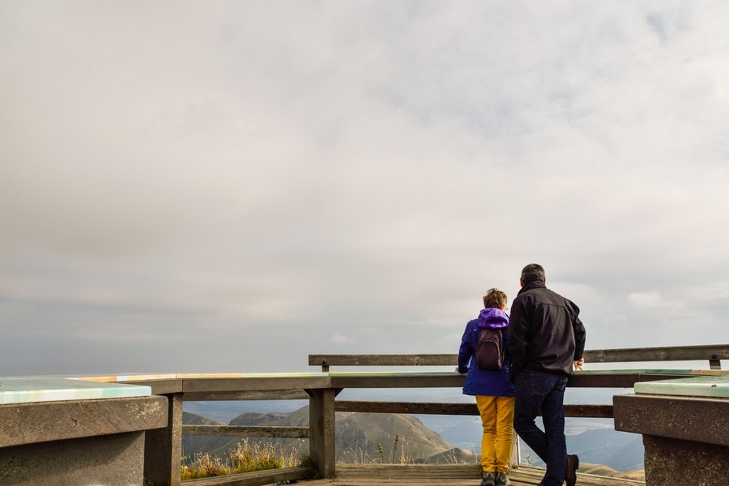Puy de Sancy - Couple admiring the panorama