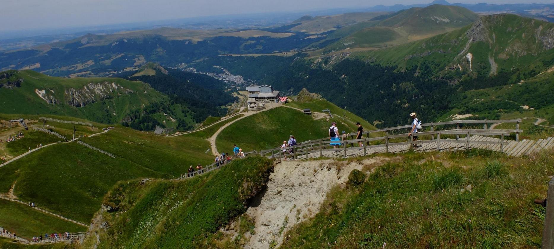 Super Besse - Descent to the Sancy cable car and its restaurant