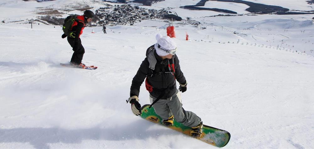 Super Besse - Snowboarding on the ski slopes of the resort of Super Besse