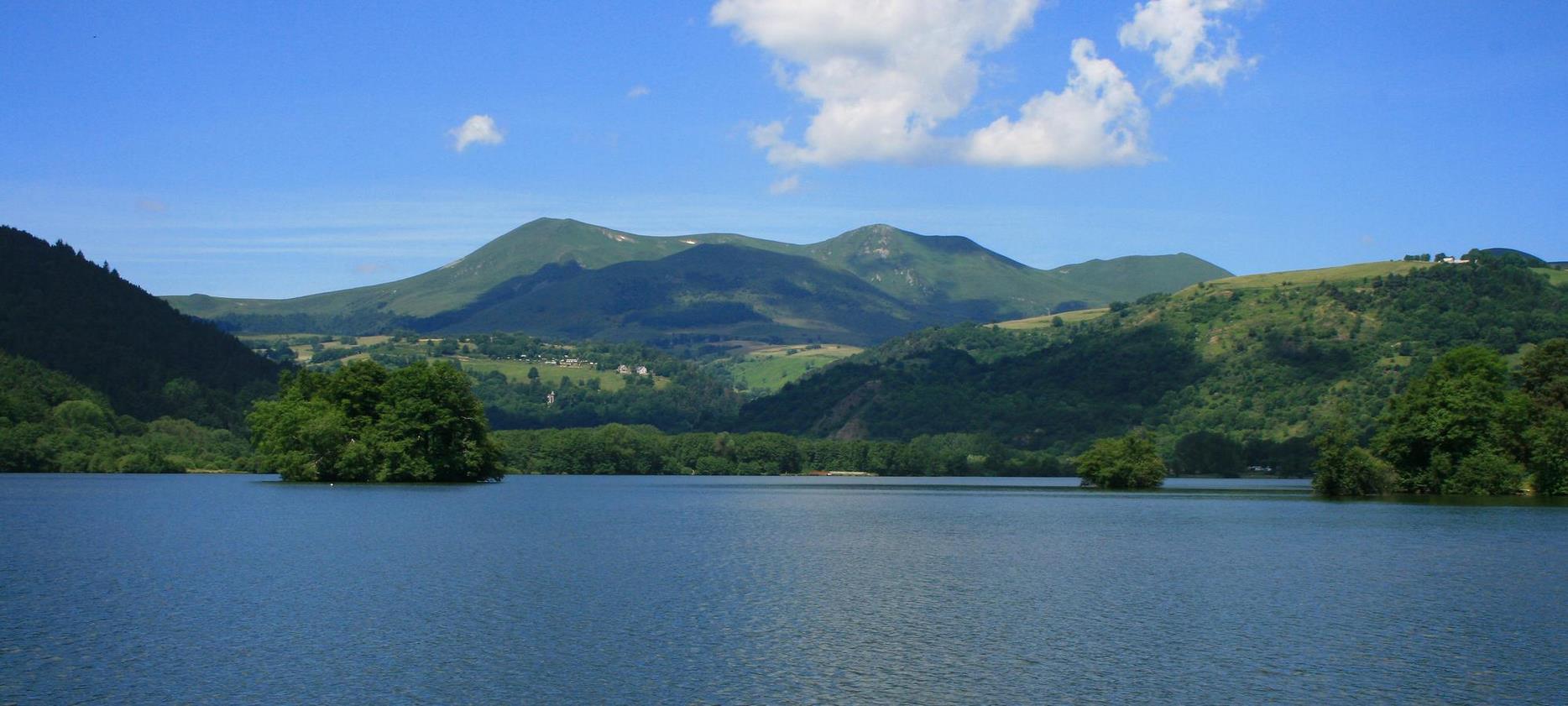 Super Besse - panorama of the Sancy massif seen from Lac Chambon