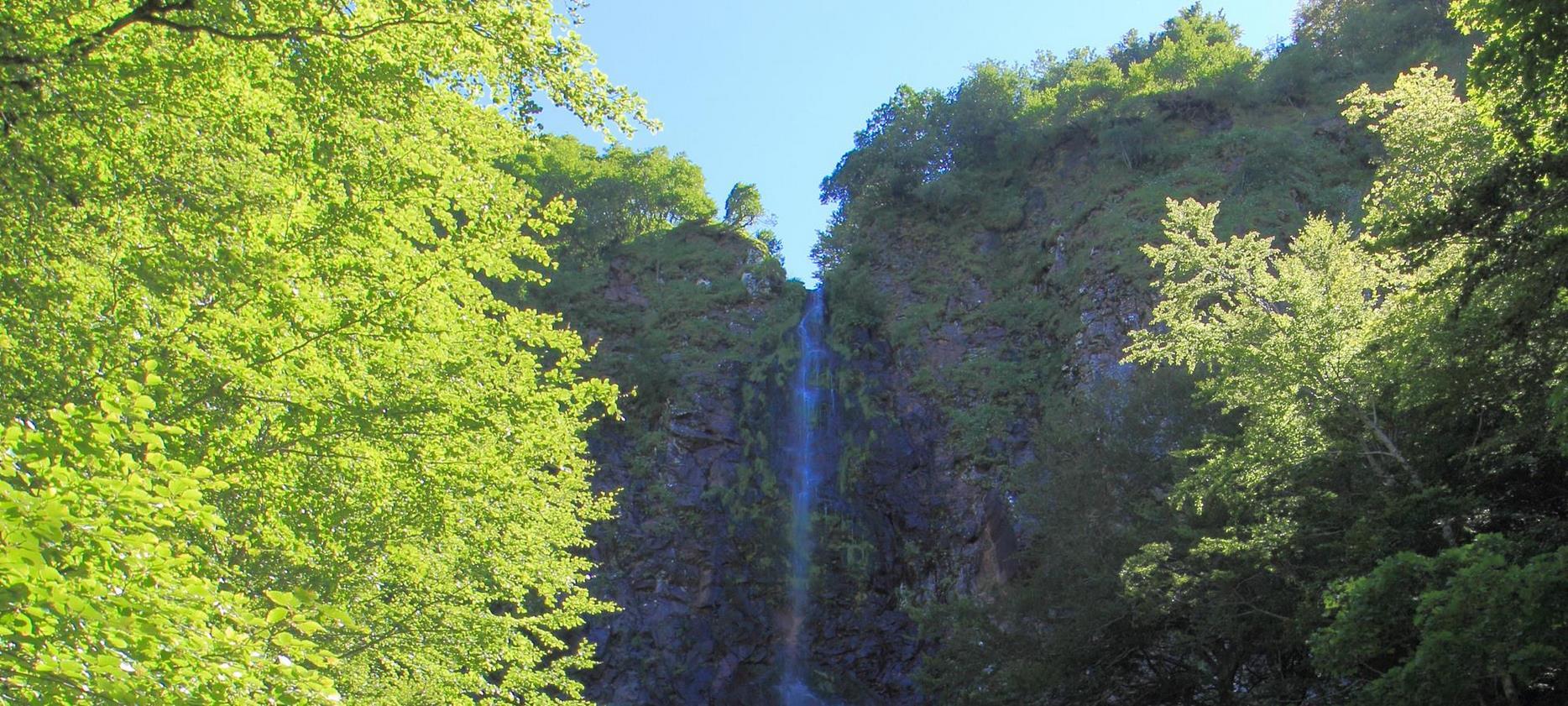 Lac Chambon, pretty waterfall