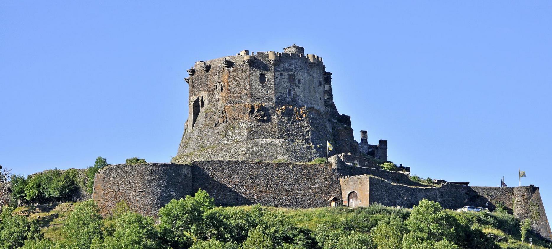 Super Besse - Château de Murol, medieval fortress in Auvergne