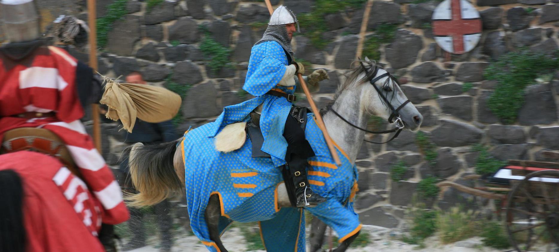 Super besse - Horse jousting at the Fortress of Murol