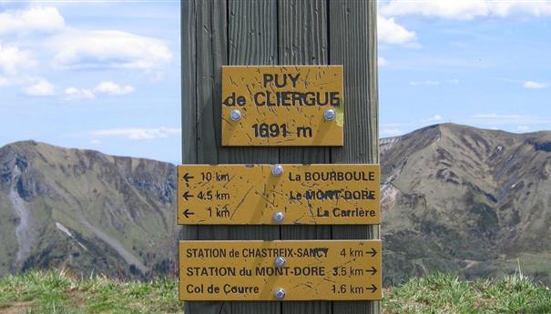 Super Besse - Panel of the hiking trails at Mont dore