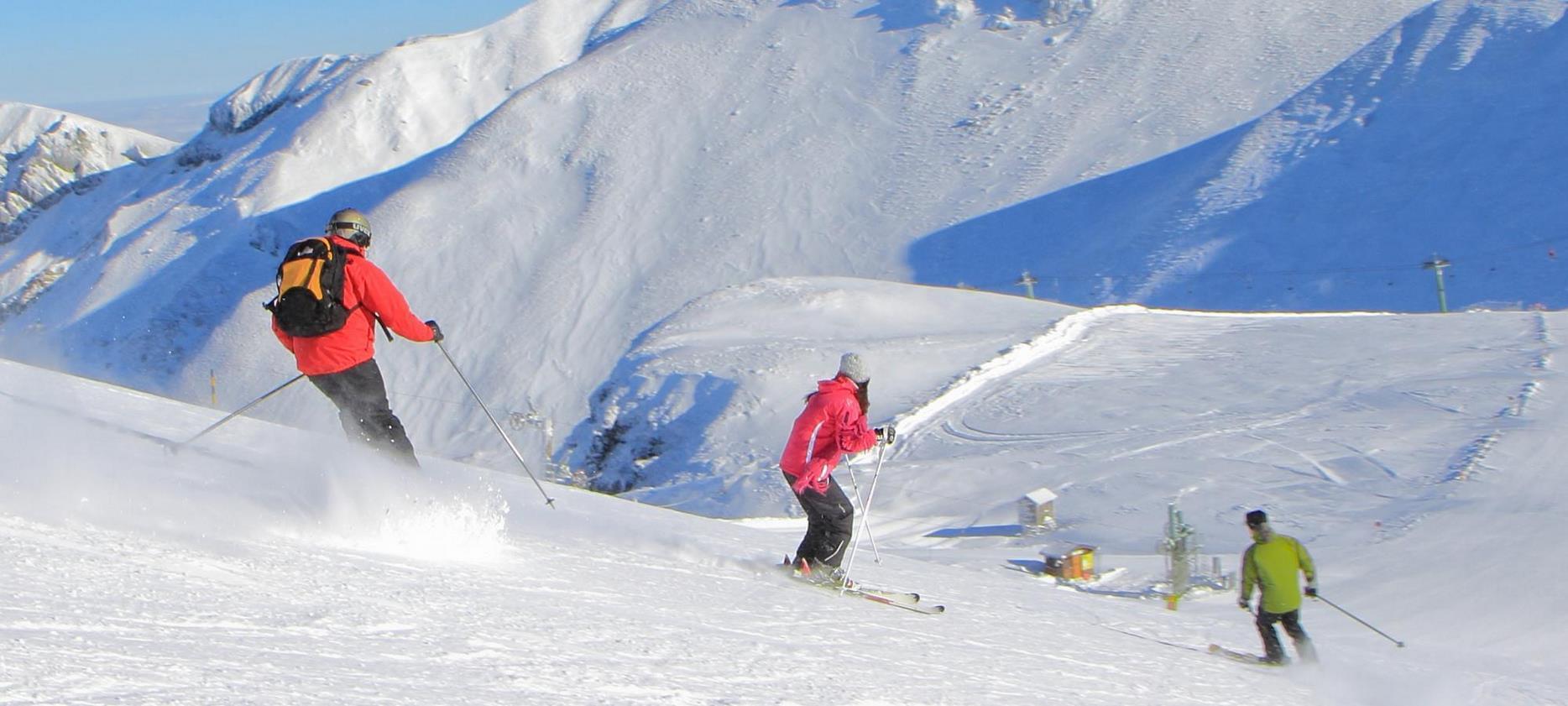 Super Besse - Skiers on the slopes of the Mont Dore resort