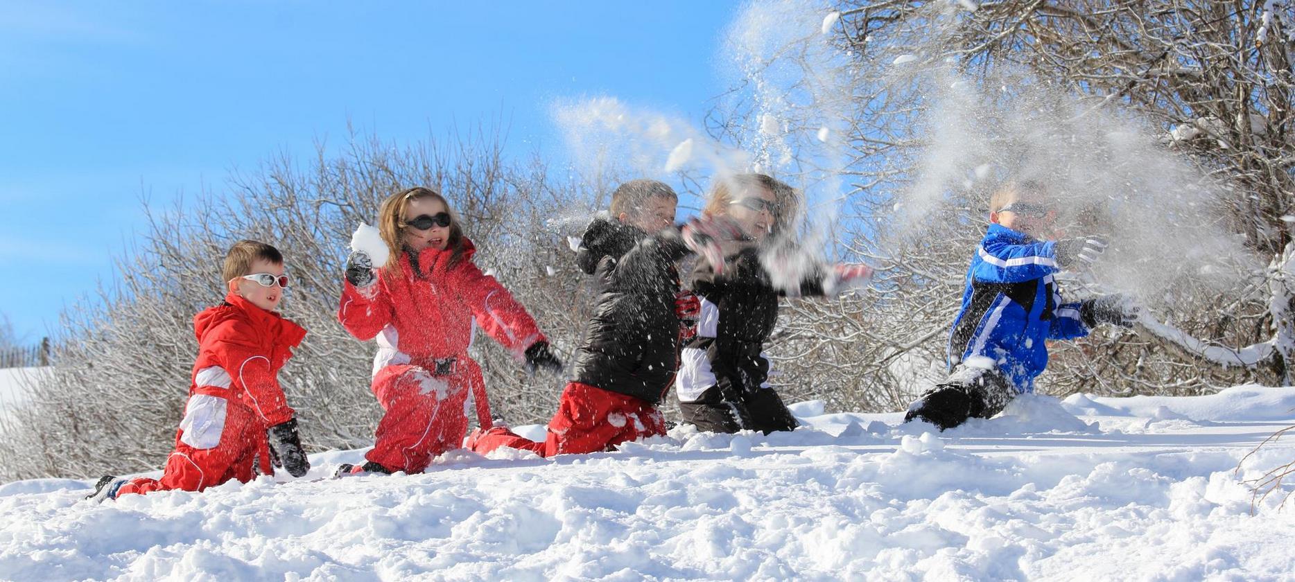 Super Besse - Snow fight between children at Mont Dore
