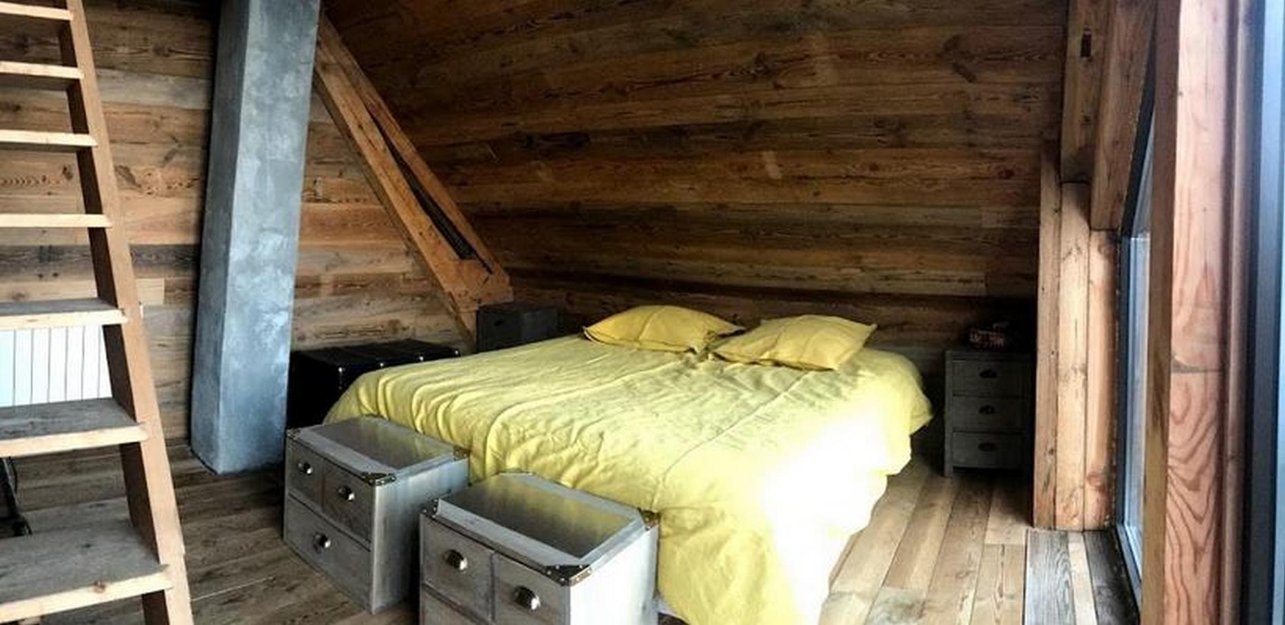 Super Besse Old wood chalet - bedroom for 1/2 people in a King Size bed configuration in Super Besse