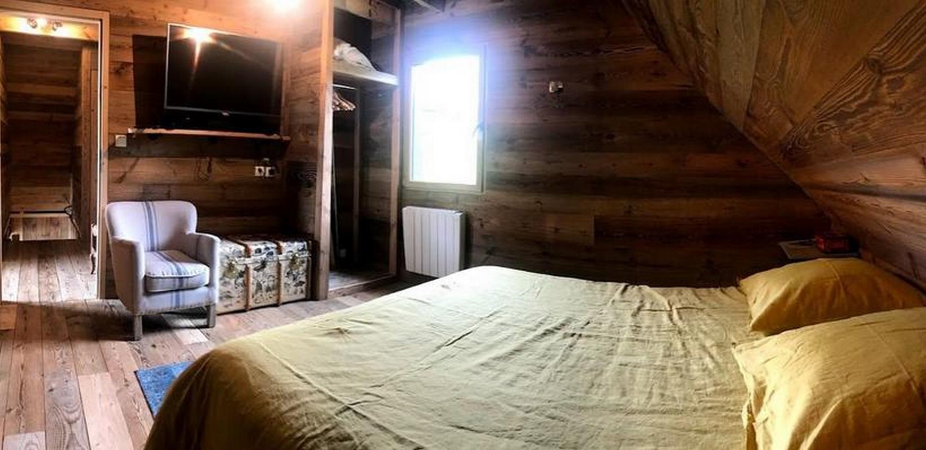 Rental Gite super Besse - Double room and old wood decoration