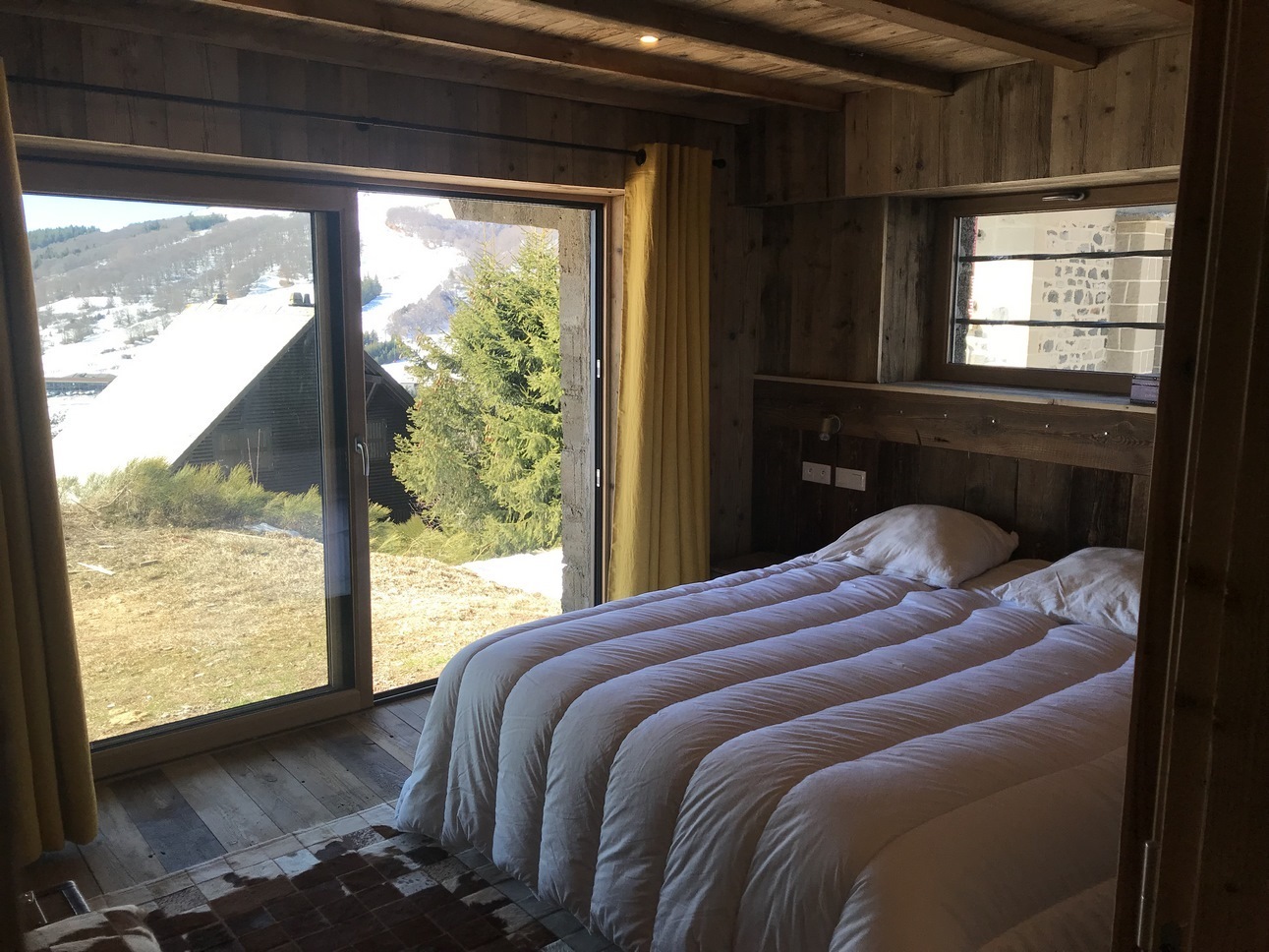Chalet Super Besse - Double bedroom, Old Wood decoration on the ground floor and view of the slopes