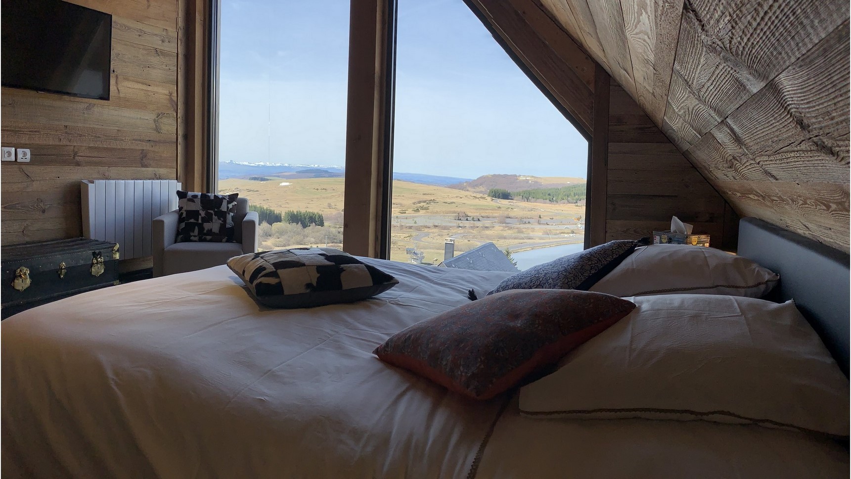 king size bed for 1 or 2 people, magnificent view of the Cantal mountains