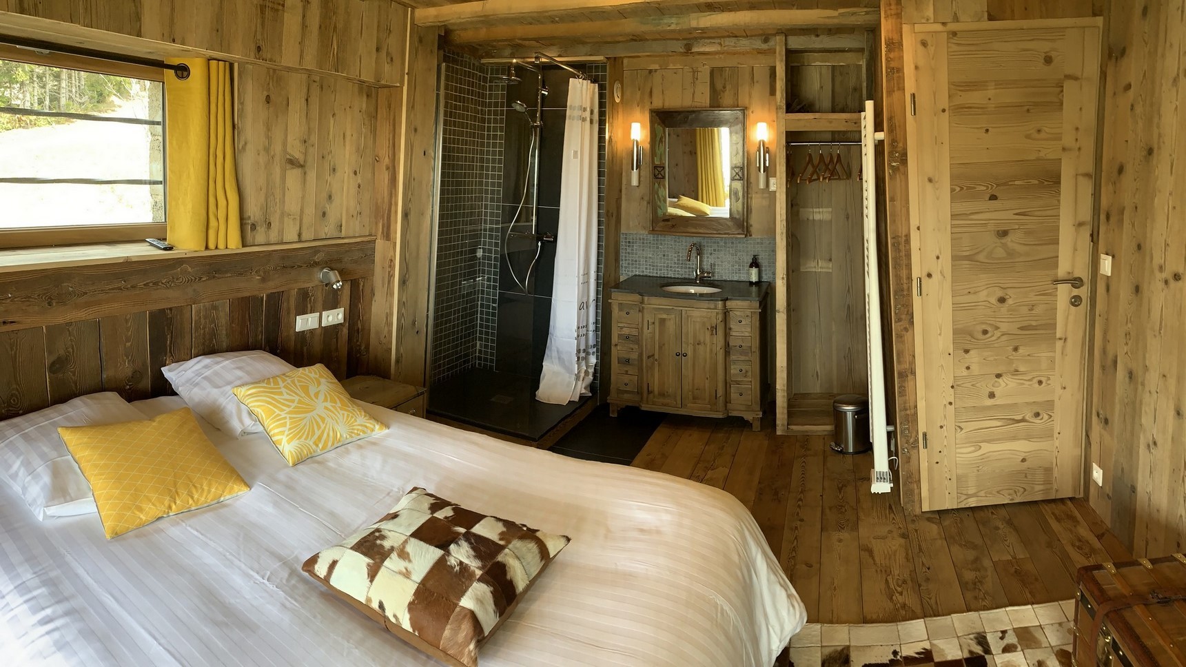 Parental suite king size bed 1 or 2 people, shower 90x90, old wood furniture