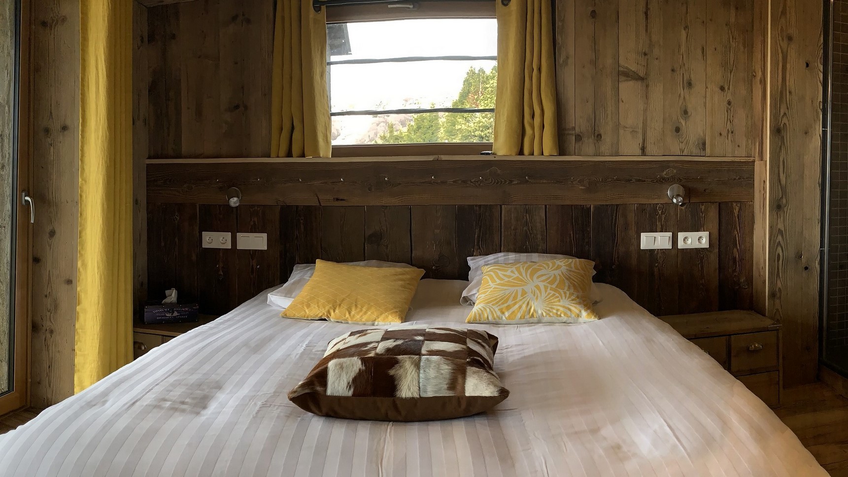 Parental suite king size bed for 1 or 2 people, superb old wood headboard