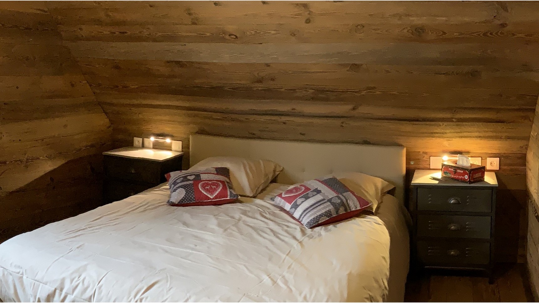 Chalet l'Anorak, Tyrolean bedroom, King Size bed and bedside table