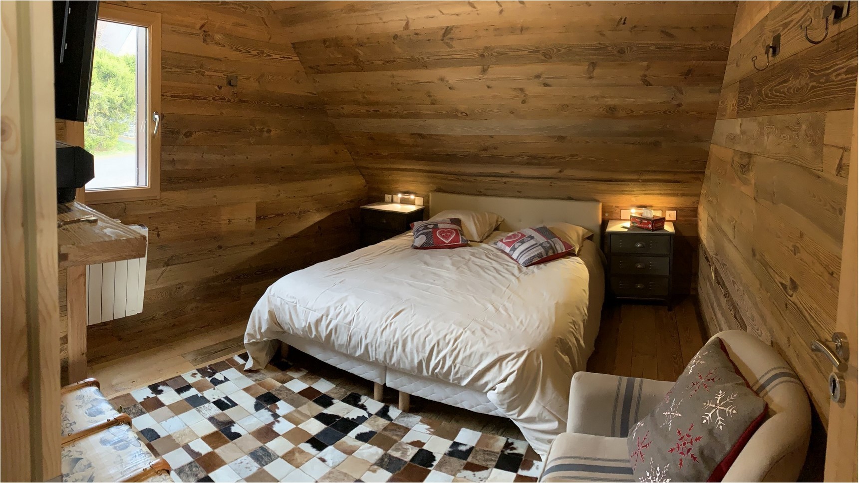 Chalet l'Anorak, Tyrolean bedroom, King Size bed and cowhide rug
