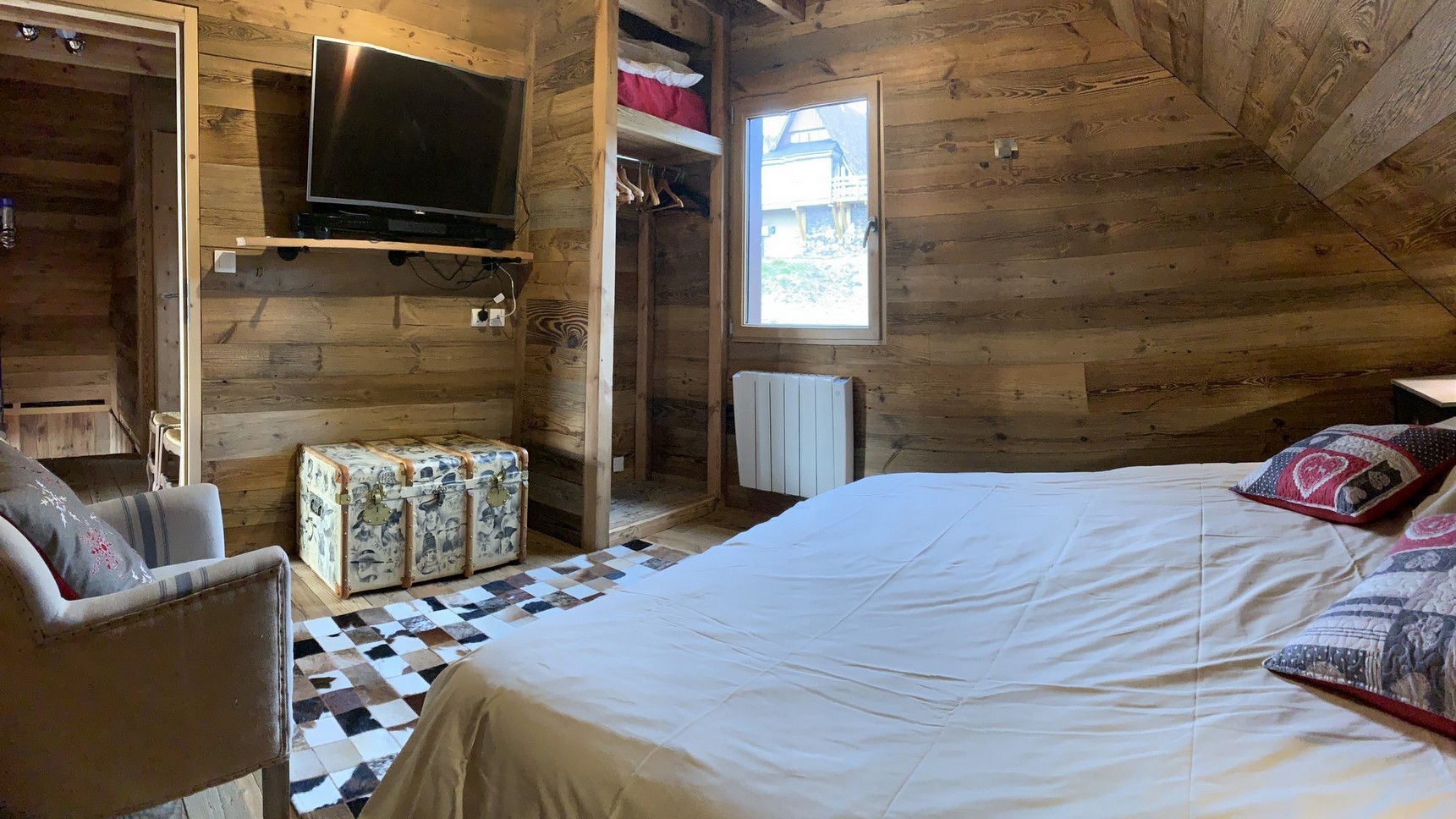 Chalet l'Anorak, Tyrolean bedroom, King Size bed, trunk and storage