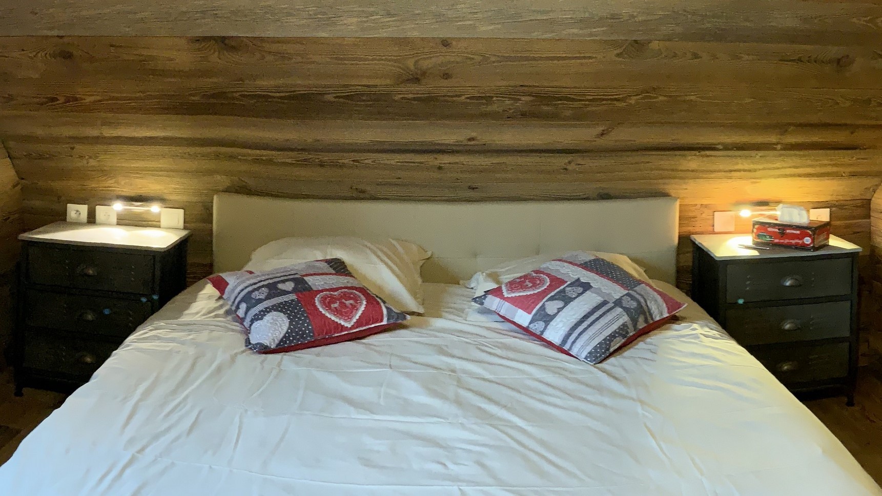 Chalet l'Anorak, Tyrolean bedroom, King Size bed and headboard