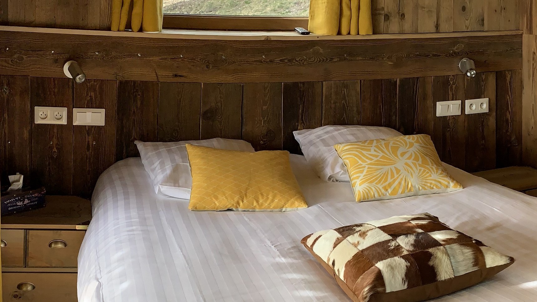 Super Besse chalet, Anorak chalet, waterfall bedroom and its headboard