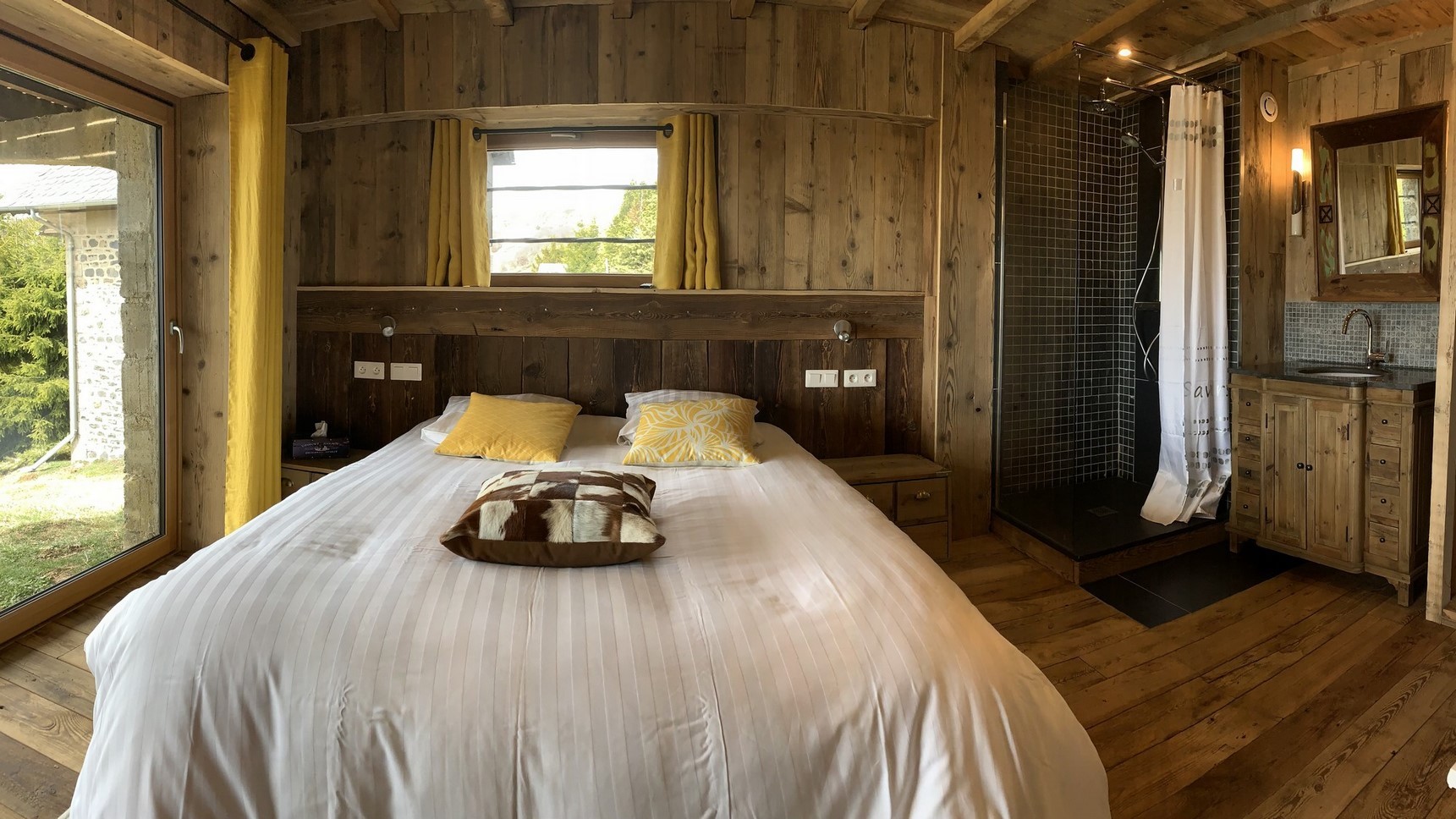 Super Besse chalet, Anorak chalet, waterfall bedroom and its headboard