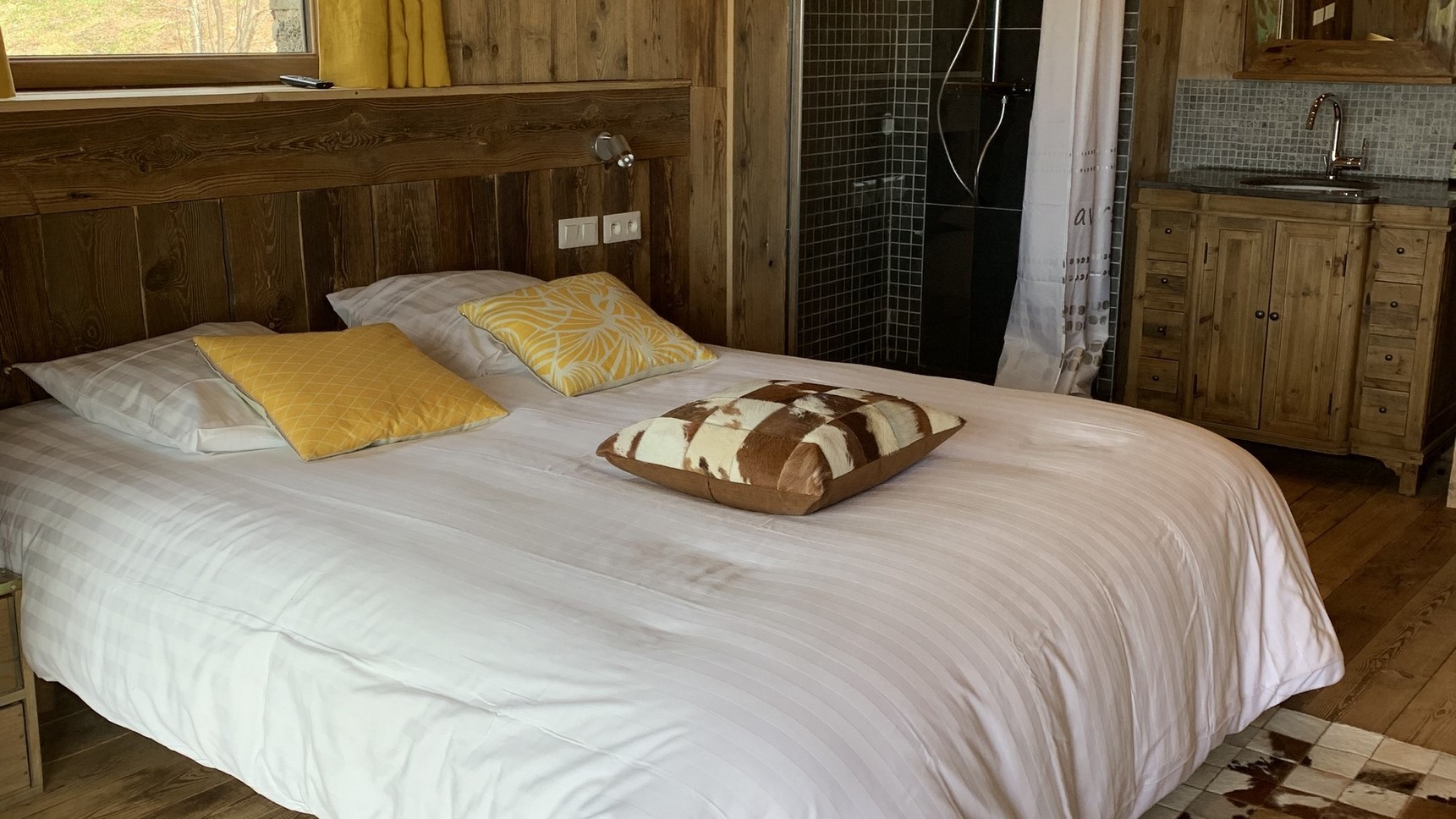 Super Besse chalet, Anorak chalet, waterfall room, king size bed
