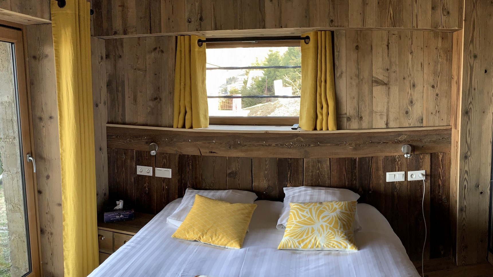 Super Besse chalet, Anorak chalet, waterfall bedroom, old wood headboard