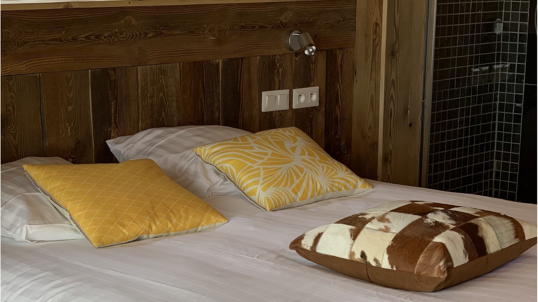 Super Besse chalet, Anorak chalet, waterfall bedroom, king size bed
