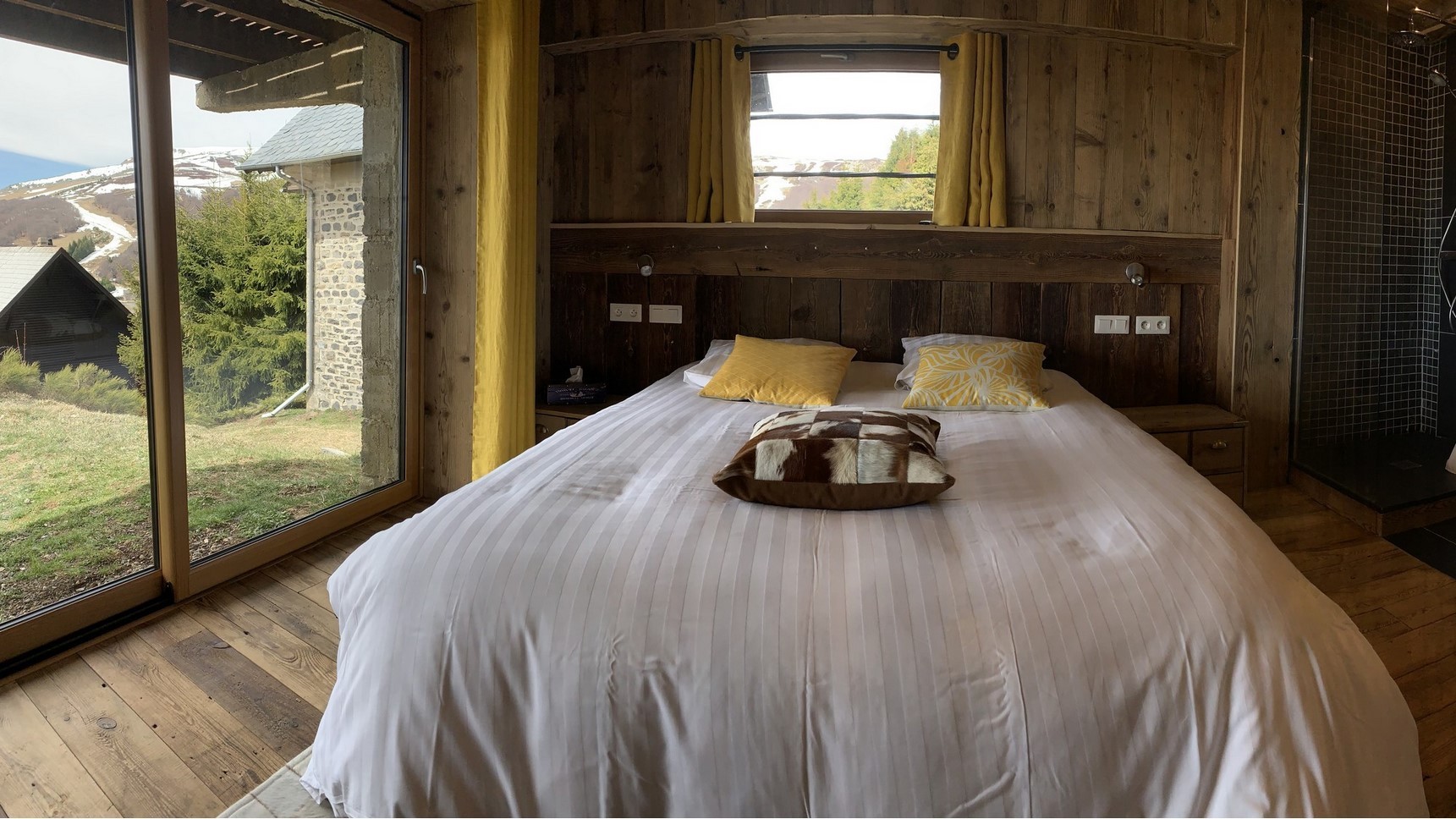 Super Besse chalet, Anorak chalet, waterfall bedroom, king size bed and its view