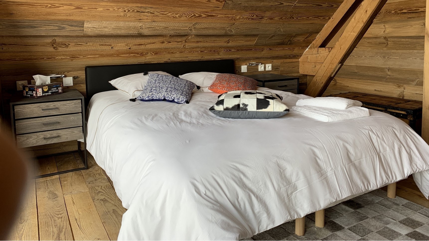 Super Besse chalet, Anorak chalet, Val d'Enfer bedroom, king size bed and cushions