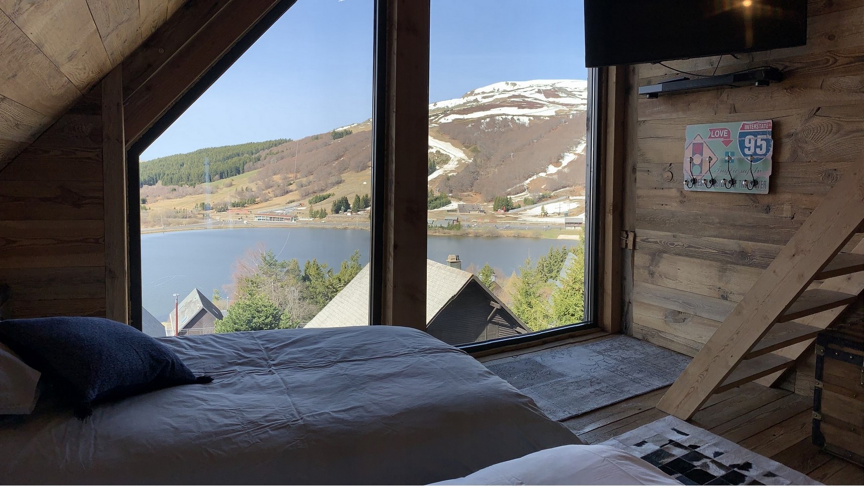 Super Besse chalet, Anorak chalet, Bois Joli room, view of the Hermines lake and the slopes