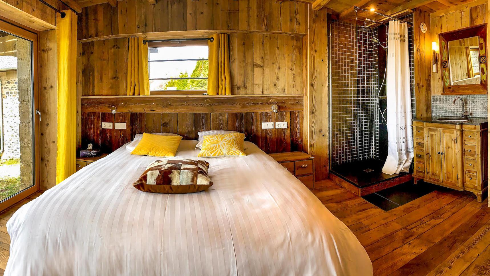 Chalet in Super Besse l'Anorak, discover the suite La Cascade on the ground floor and its magnificent view