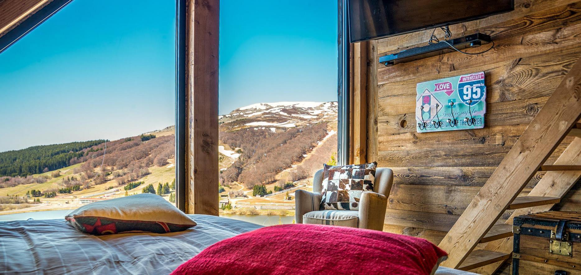 Chalet in Super Besse l'Anorak, discover the Bois Joli Room and its magnificent view
