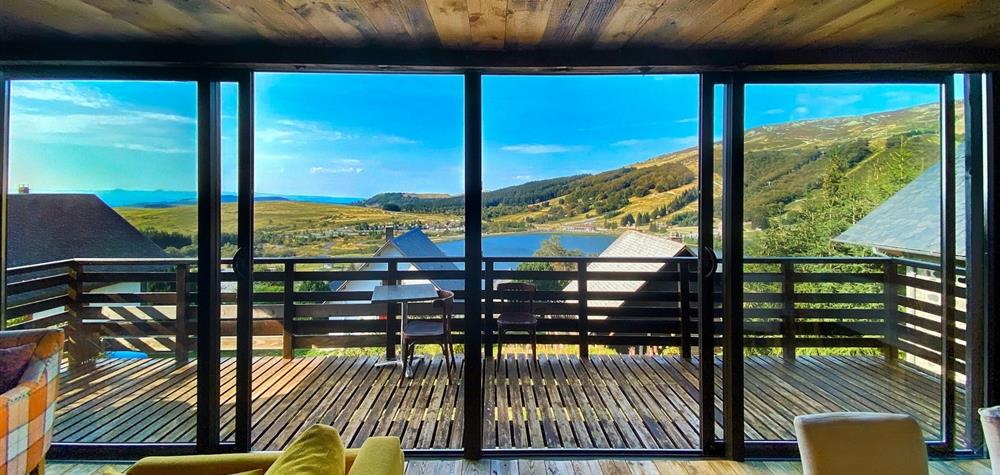 Chalet l'Anorak in Super Besse, magnificent view of the Lac des Hermines and the Monts du Cantal
