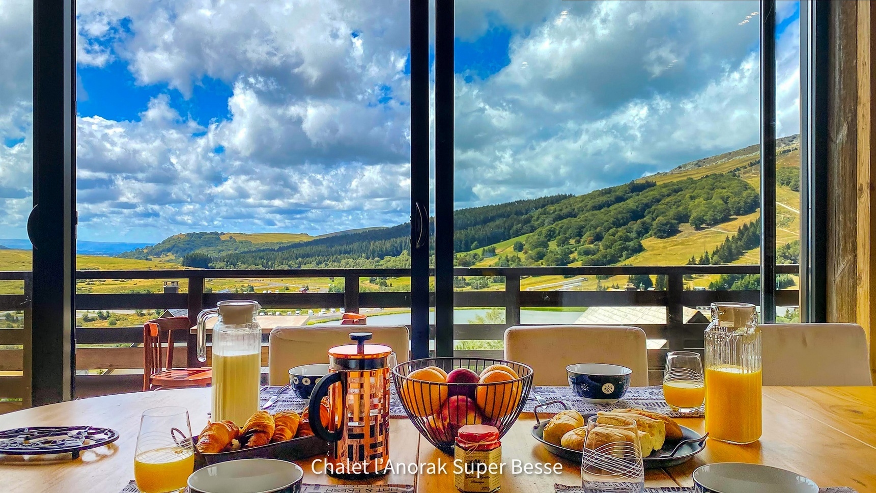 Chalet l'Anorak in Super Besse, breakfast with a view of Super Besse