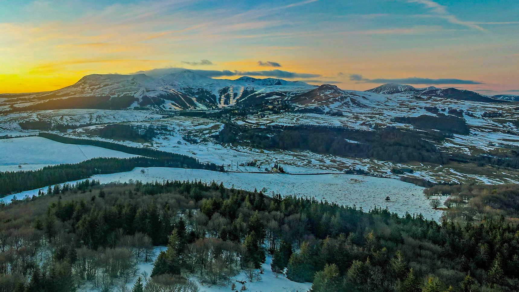 Puy de Montchal: Panorama of the ski resort of Super Besse