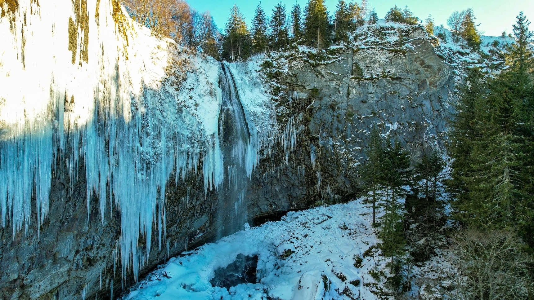 Massif du Sancy, a unique place The Great Waterfall under the Ice