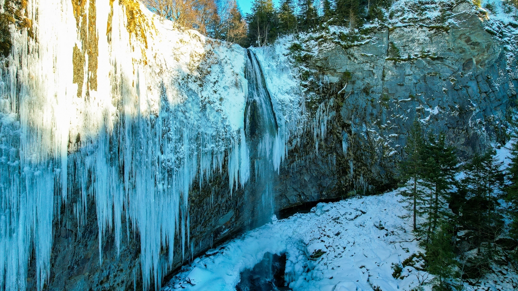 Discover the Grand Cascade covered in ice in winter