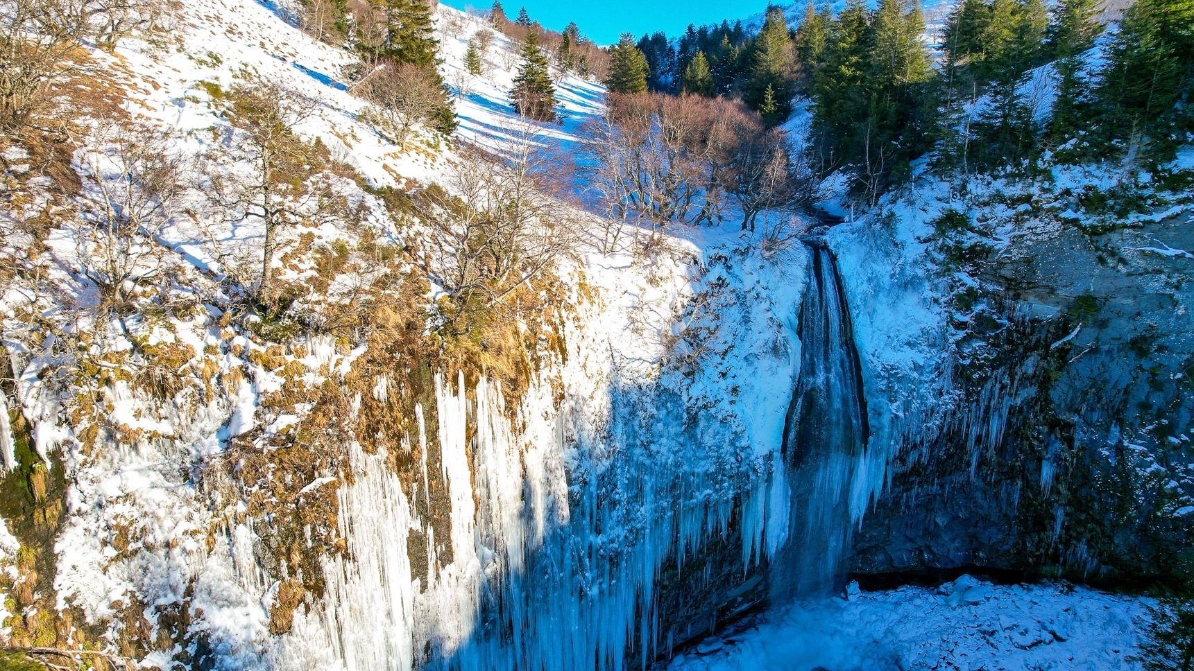 The Great Waterfall taken by the Ice, Waterfall in Auvergne