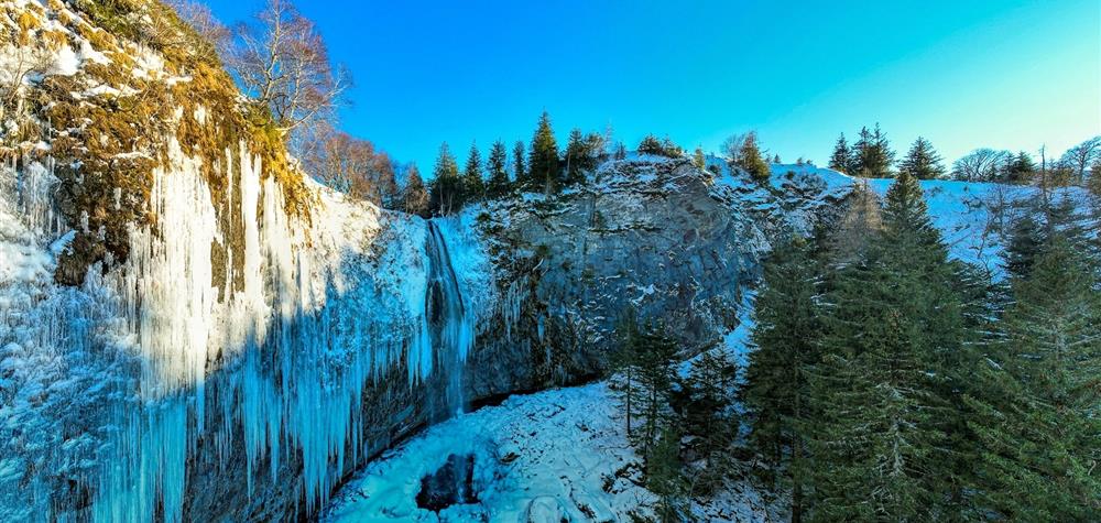 Discover the Grande Cascade taken by the Ice in the Massif du Sancy