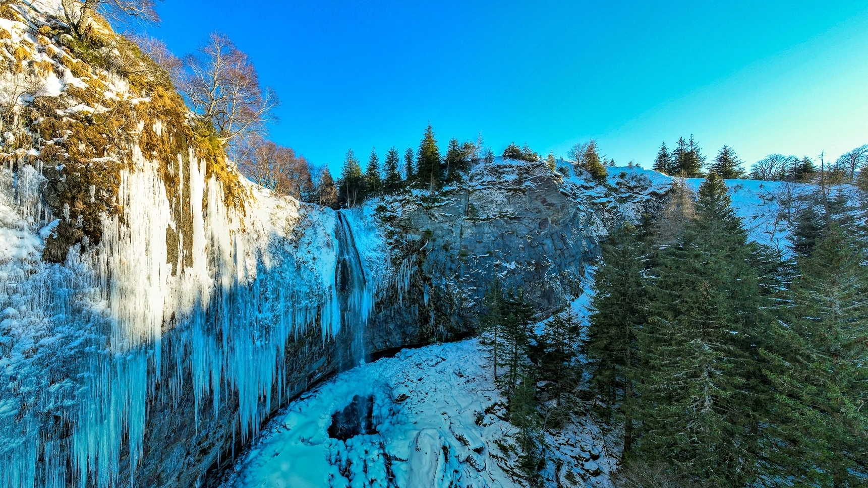 Discover the Grande Cascade taken by the Ice in the Massif du Sancy