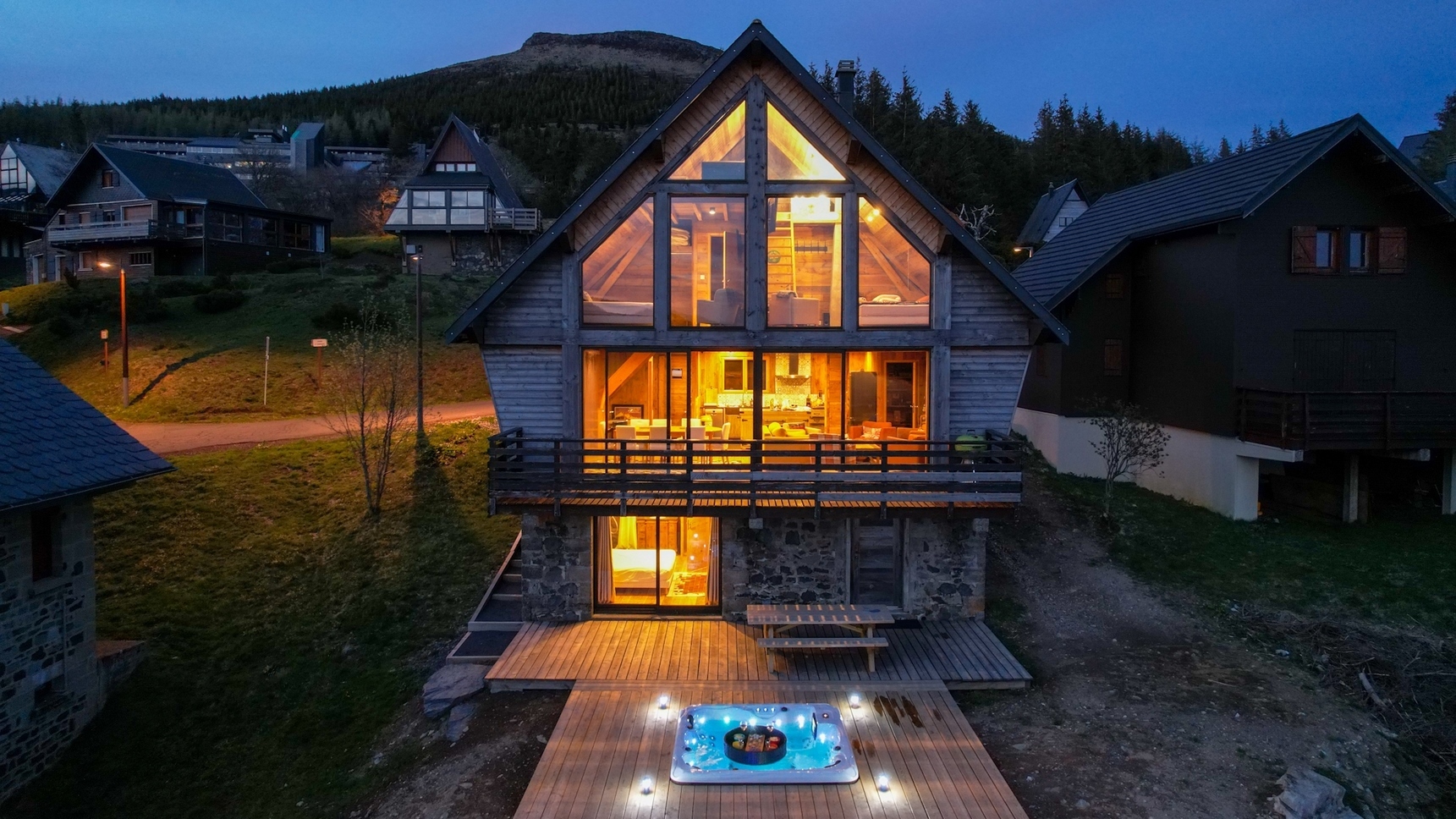 Chalet with jacuzzi in Super Besse