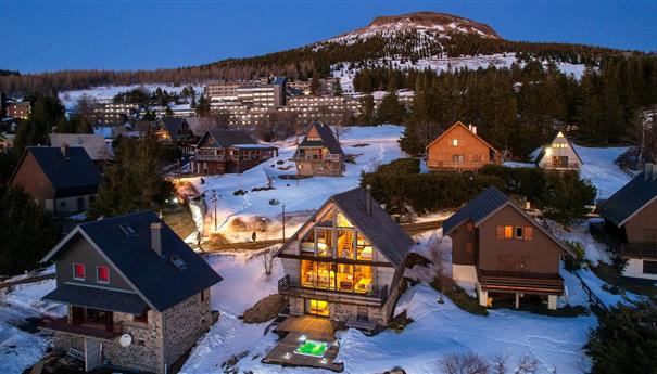 Chalet with jacuzzi in Super Besse