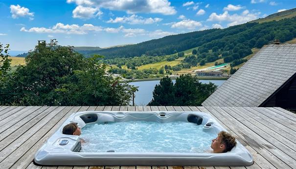 Chalet with Spa in Super Besse, the Anorak chalet offers a view of the Lac des Hermines.