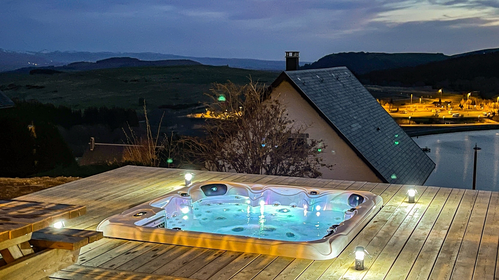At the beginning of the night, enjoy the Jacuzzi at Chalet l'Anorak in Super Besse